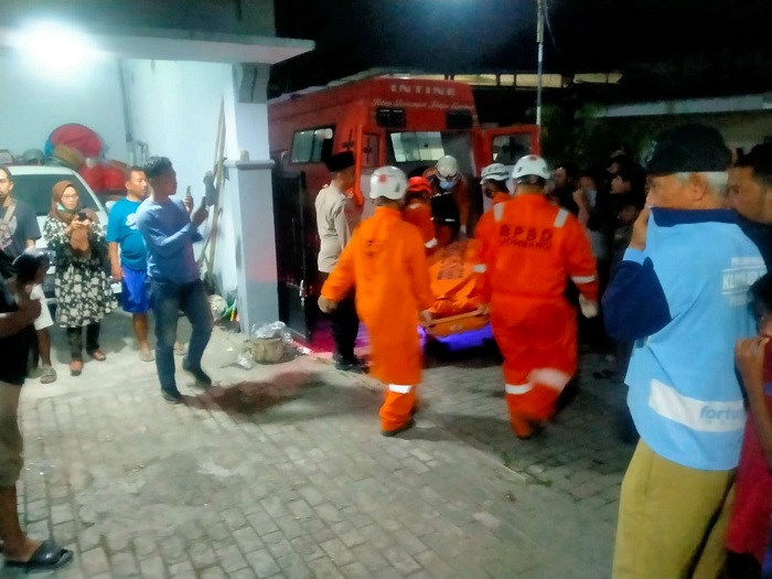 DIEVAKUASI: Petugas melakukan evakuasi warga asal Pasuruan yang tewas akibat gantung diri, di kamar di Jombang, Minggu (15/6).