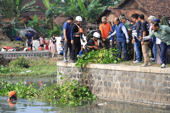 AKSI NYATA: Pj Bupati Jombang Sugiat turun langsung dalam kegiatan Aksi Resik Kali di Saluran Sekunder Rejoagung 2 Dusun Ngudi, Desa Tugusumberjo, Kecamatan Peterongan.