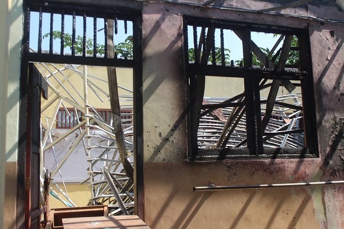 AMBRUK: Kondisi SLB Negeri Balongsari, Kecamatan Megaluh, Jombang, ambruk usai terbakar bakal segera direhab.
