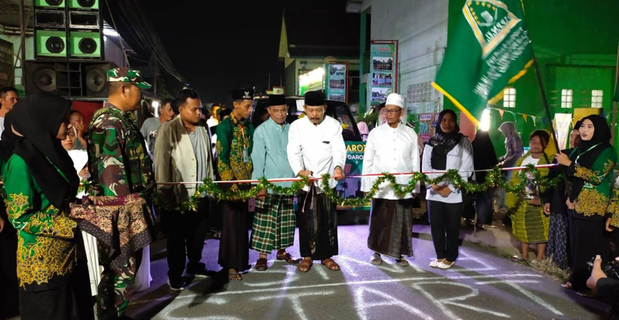 Kepala Desa Gedangan Sukarno didampingi Ketua Ranting NU Desa Gedangan kiai Nurwasito dan Takmir Masjid Najatud Daroini KH Sahlul Basar memotong pita saat takbir keliling.