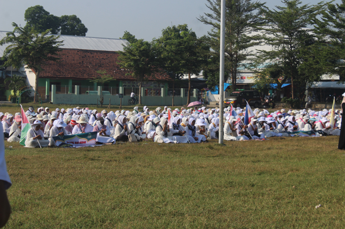 Guru RA bersama Pj Bupati Sugiat dan Kepala Kantor Kemenag Jombang Dr Muhajir di lapangan Pulolor Kecamatan Jombang, Rabu (19/6).