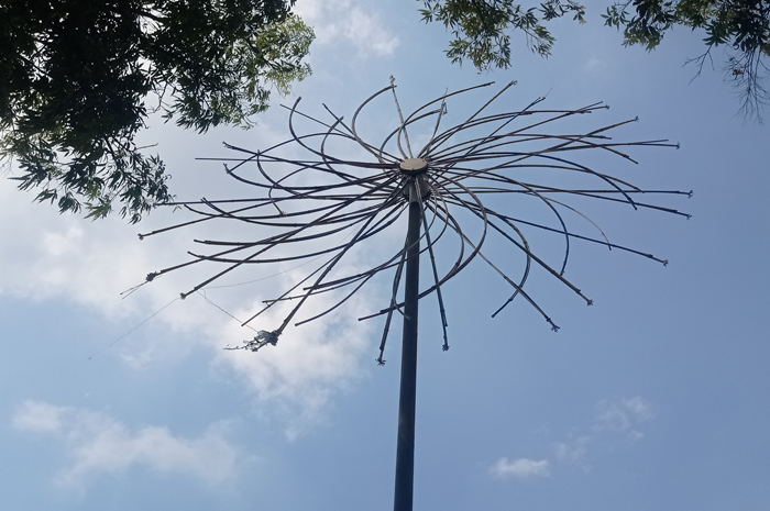 Kondisi lampu hias Alun-Alun Jombang yang rusak dan jadi sampah visual