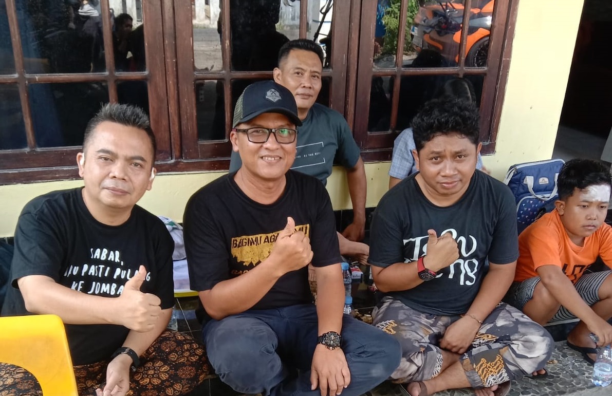 HM Syarif Hidayatullah ST MMT (Gus Sentot) bersama komedian Cak Ukil dan Dika Mbeluk disela syuting di Dusun Kemambang Desa/Kecamatan Diwek, Jombang