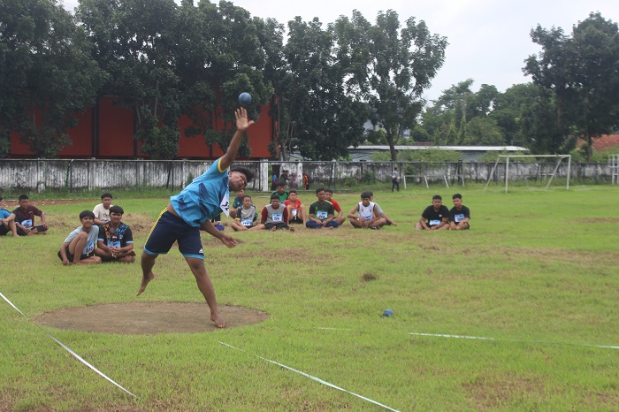 Atlet tolak peluru saat tampil Popkab di Stadion Merdeka Jombang (25/4).