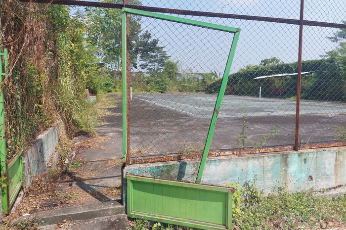 Kondisi fasilitas lapangan tenis di bagian belakang taman Tirta Wisata Jombang yang terbengkalai dan tak terurus
