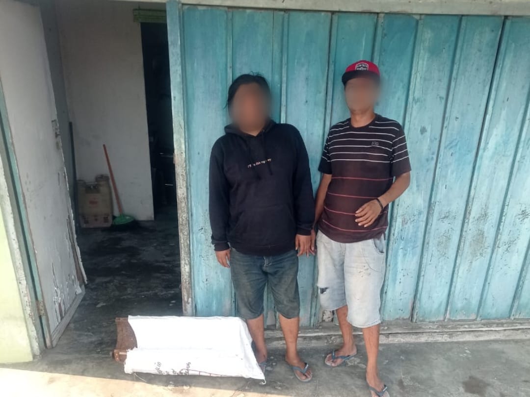 Dua pria ini nyaris dimassa warga usai kepergok mencuri besi tua di KUD Desa Banjardowo. Kasusnya akhirnya berakhir damai