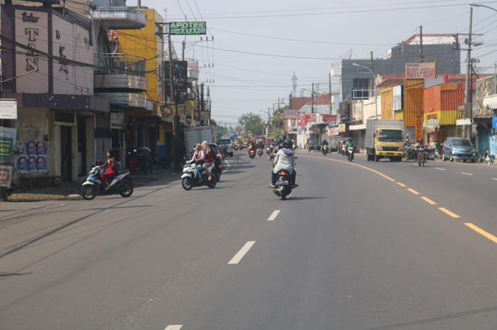Pemerintah memutuskan setelah ini seluruh kendaraan besar tidak boleh lagi melintas di Jalan Nasional Mojoagung ini