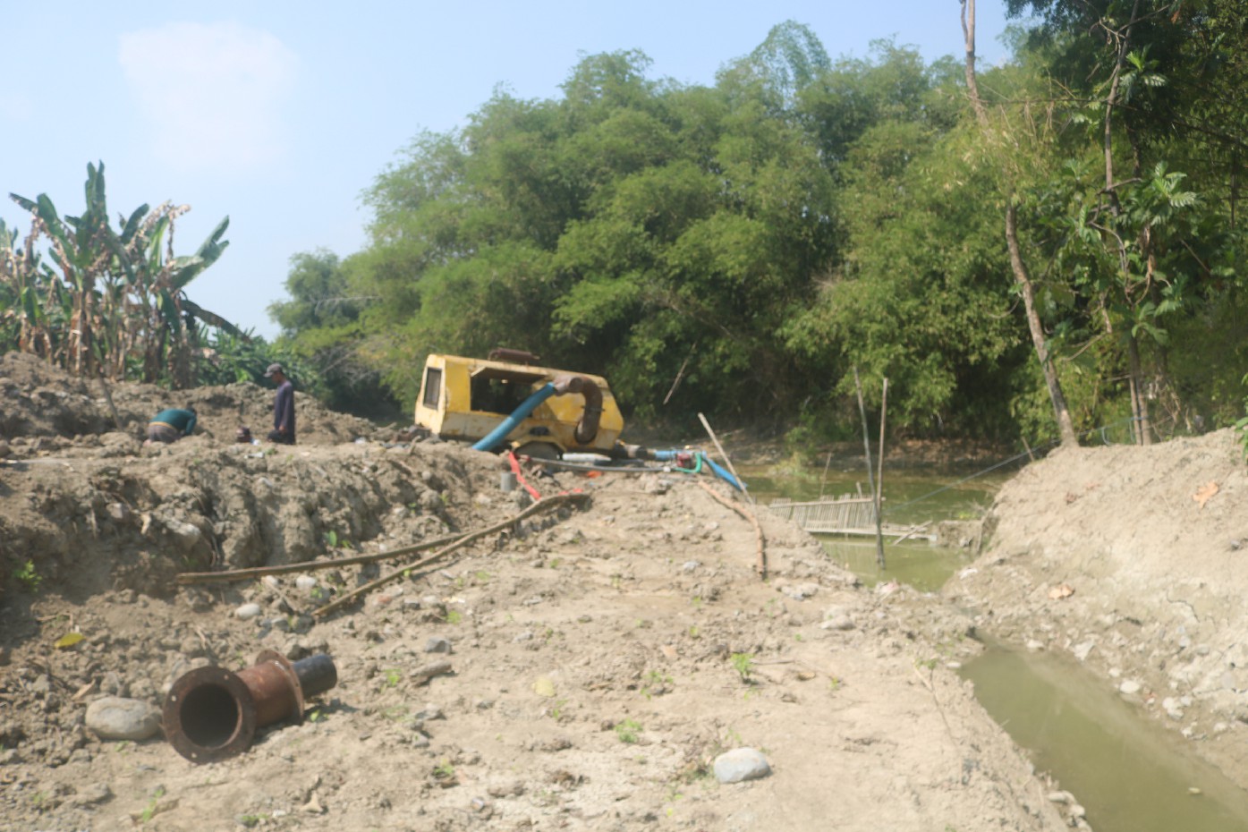 Sebuah pompa dipasang di pinggir Kali beng Desa Gebangbunder, Kecamatan Plandaan Jombang untuk membantu pengairan sawah dampak Jebolnya Dam Karet Jatimlerek