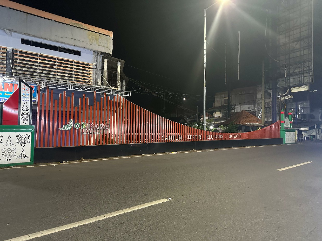 Kondisi lampu di jembatan A Yani Jombang yang dibiarkan mati dn belum diperbaiki