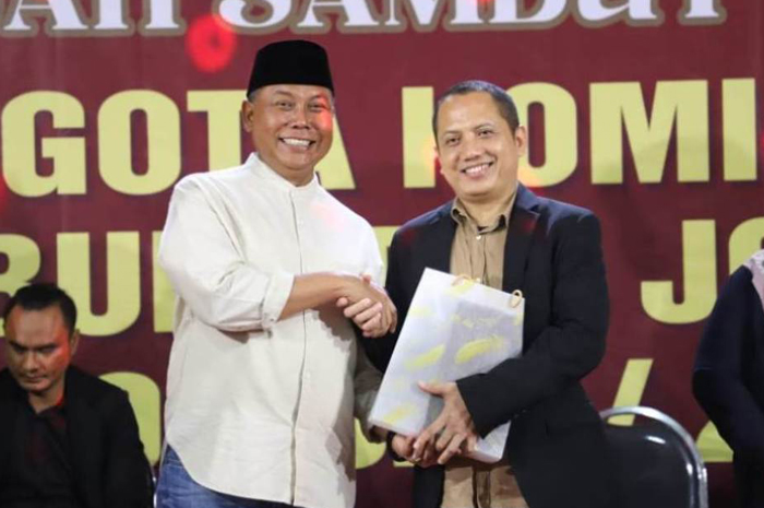 Pj Bupati Jombang memberikan cendera mata kepada Ketua dan Anggota KPU Kabupaten Jombang Periode 2019-2024.