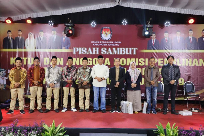 Ketua  KPU Jombang Ahmad Udi Masjkur foto bersama Pj Bupati Jombang dan anggota KPU Jombang.