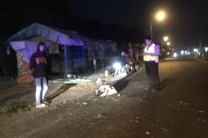 Korban kecelakaan tunggal sempat terkapar di jalan raya sebelum akhirnya dievakuasi petugas