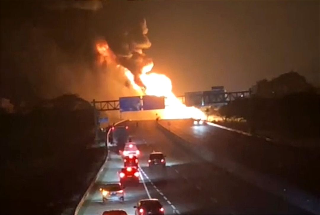 Kondisi truk tangki pertamina yang tengah membawa muatan BBM saat mengalami kebakaran di Tol Ngawi Selasa (25/6) malam