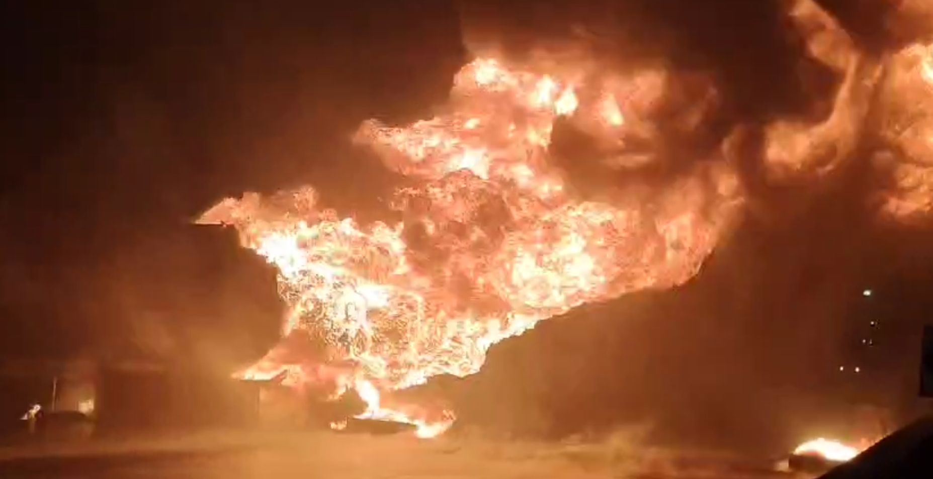 Potongan gambar video kebakaran truk tangki milik pertamina di KM 580 Tol Ngawi Kertosono