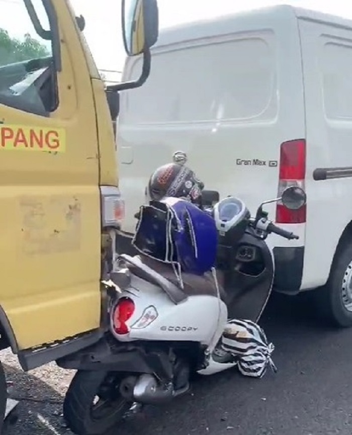 Scoopy terjepit mobil  dalam kecelakaan beruntun di  Flyover Peterongan Jombang