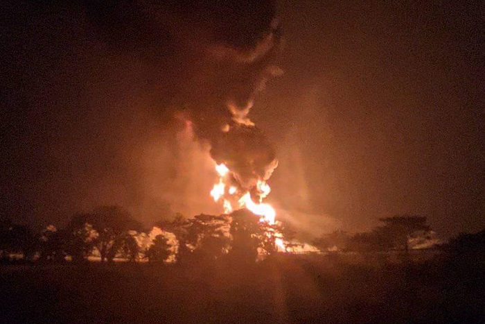 Kebakaran sebuah truk tangki di Tol Ngawi Kertosono Selasa (25/6) malam