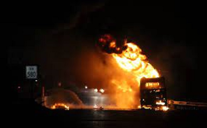 Truk tangki pertamina Terbakar di ruas Tol Ngawi-Kertosono, tepatnya di dekat Exit Tol Ngawi, Selasa (25/6) malam.
