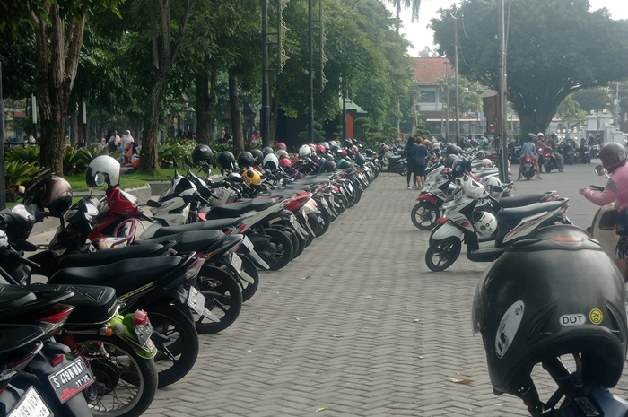 : Pengelolaan parkir Alun-Alun Jombang selama ini dikelola lima kelompok masyarakat (29/5).