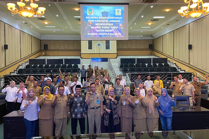 Pelepasan purna tugas Rahmad Junadi di Ruang Sidang Paripurna DPRD Jombang, Senin (24/6).