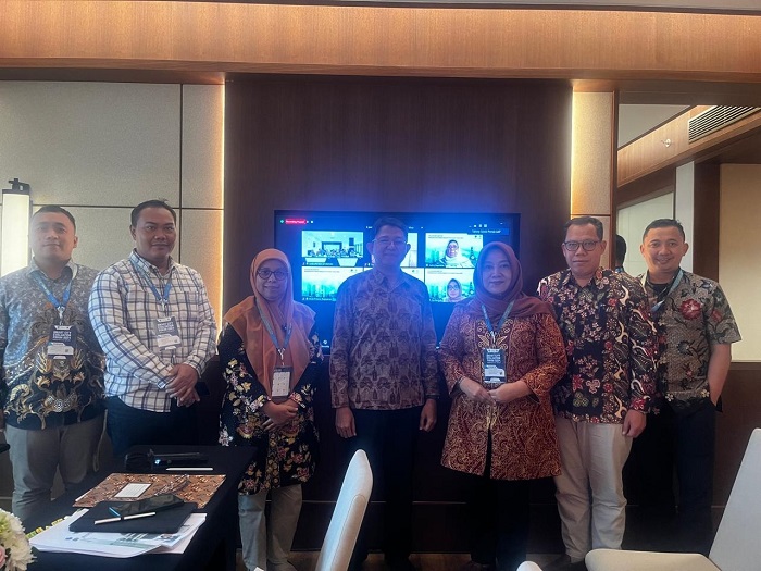 KOMPAK: Staf Ahli Bidang Keuangan, Ekonomi, dan Pembangunan Setdakab Jombang Sri Surjati MSi bersama kepala OPD terkait usai mengikuti seminar implementasi program kota cerdas.