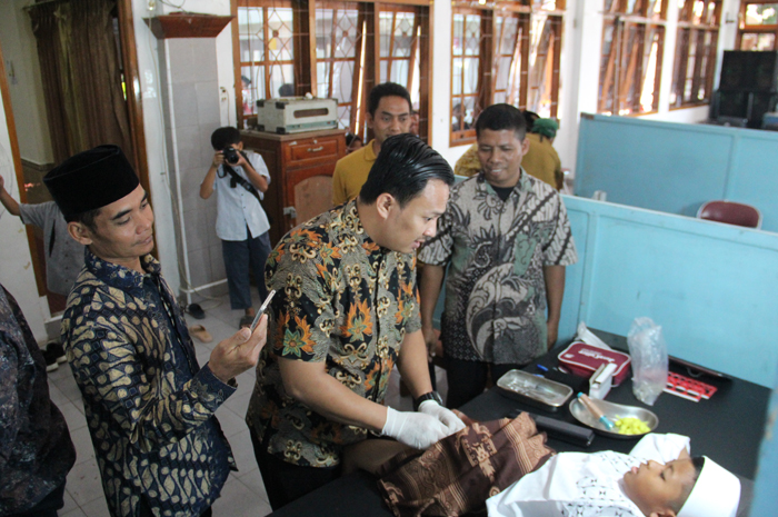Peserta khitan masal mengikuti khitan di aula Ponpes Gadingmangu. Jombang
