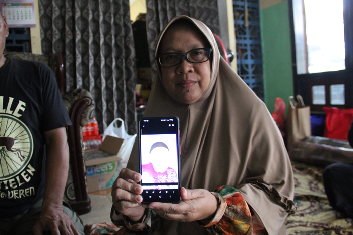 : Ratna Herawati anak pertama dari Djafar Achmad Sofyan 77, warga Dusun Tambakberas/Desa Tambakrejo menunjukkan foto ayahnya, Selasa (25/6).