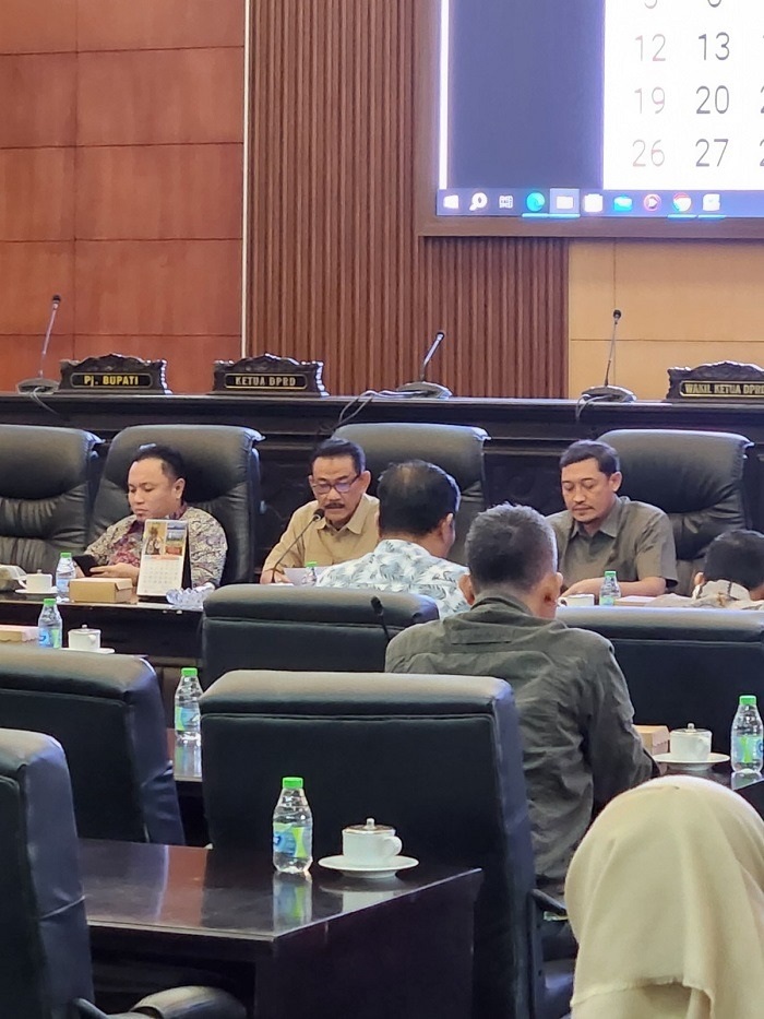 SERIUS: Rapat internal DPRD Jombang membahas agenda bulanan di Ruang Sidang Paripurna DPRD Jombang Rabu (26/6) siang.
