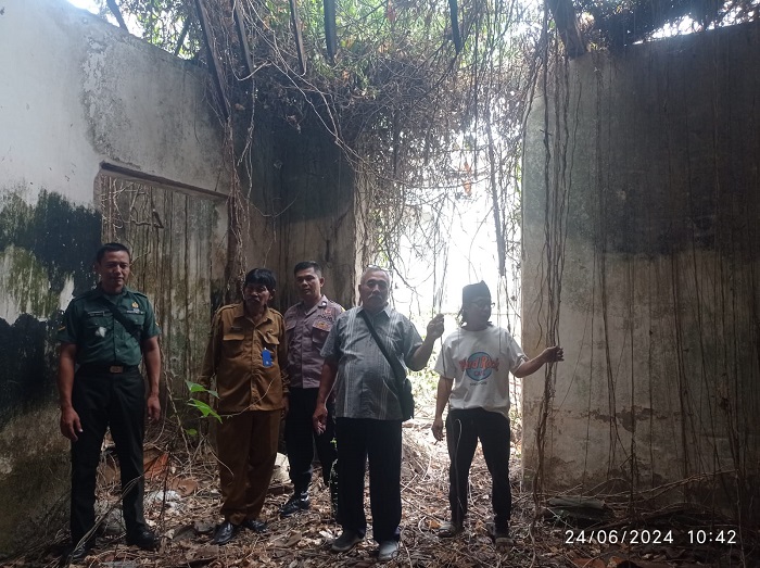 PUING SEJARAH: Kepala Desa Losari Sutrisno didampingi jajaran menunjukkan sisa pondasi dari Sekolah Ongko ll tempat mengajar Soekeni ayah Bung Karno di Gang Tio, Dusun Losari Krajan.