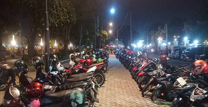 RAMAI: Salah satu kantong parkir Alun-Alun Jombang dipadati kendaraan roda dua.