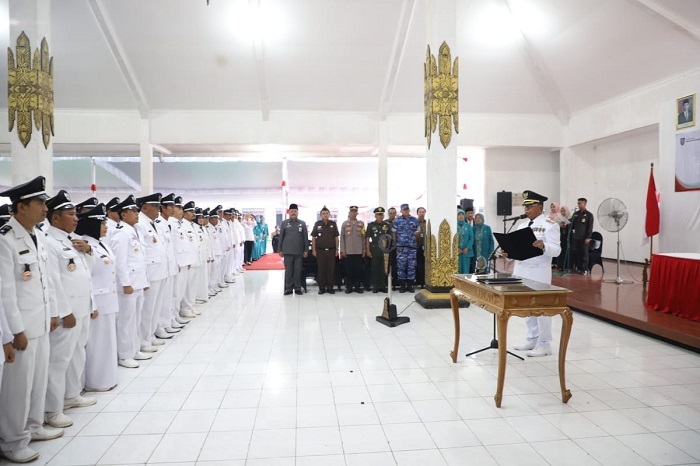 RESMI: Jabatan masa kepala desa diperpanjang dua tahun saat dikukuhkan di Kecamatan Gudo, Jombang (25/6).