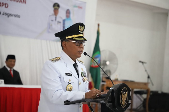 KHIDMAT: Pj Bupati Jombang Sugiat ketika sambutan dalam pengukuhan  kepala desa di Kecamatan Mojoagung, Selasa (25/6).