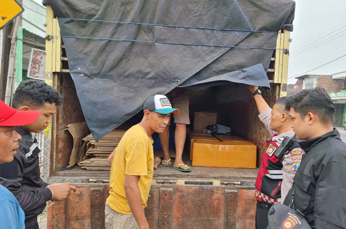 Petugas kepolisian menyita barangbukti Miras jenis arak bali yang akan diselundupkan ke Jombang