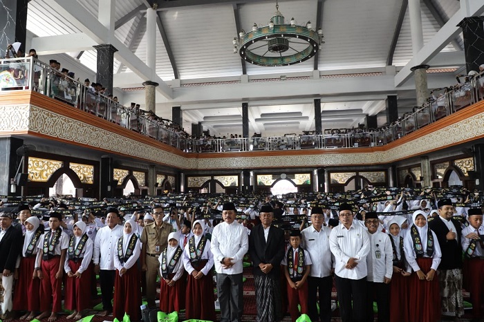 1.	KHIDMAT: Wisuda tahfiz diikuti 2.176 siswa SD/MI di Masjid Agung Baitul Mukminin, Jombang, Selasa (25/6).