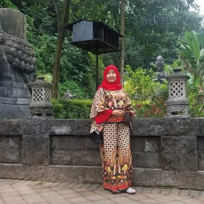 Kepala SMAN Bareng, Jombang Ulin Yudhawati SSi MPd