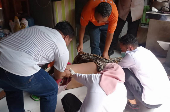 DIEVAKUASI: Pihak kepolisian mengevakuasi jenazah KS, 41 yang meninggal di Desa Kepuhkajang, Kecamatan Perak, pada Rabu (26/6).