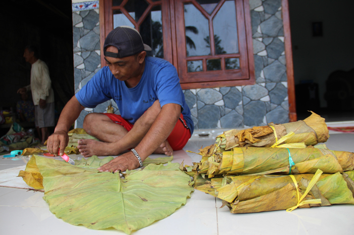 KREATIF: Agus Setiawan warga Desa Wonomerto, Wonosalam saat memproduksi talas beneng sebagai alternatif pengganti tembakau.