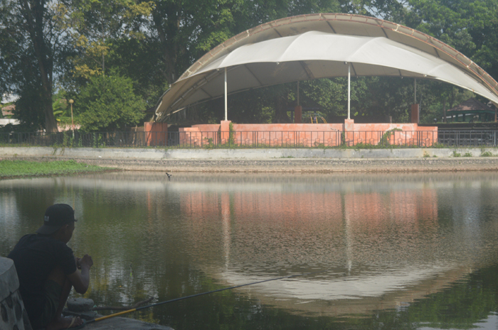 TAK BERPENGHUNI: Salah satu kios Taman Tirta Wisata di Desa Keplaksari, Kecamatan Peterongan, Jombang yang ditinggal penghuninya