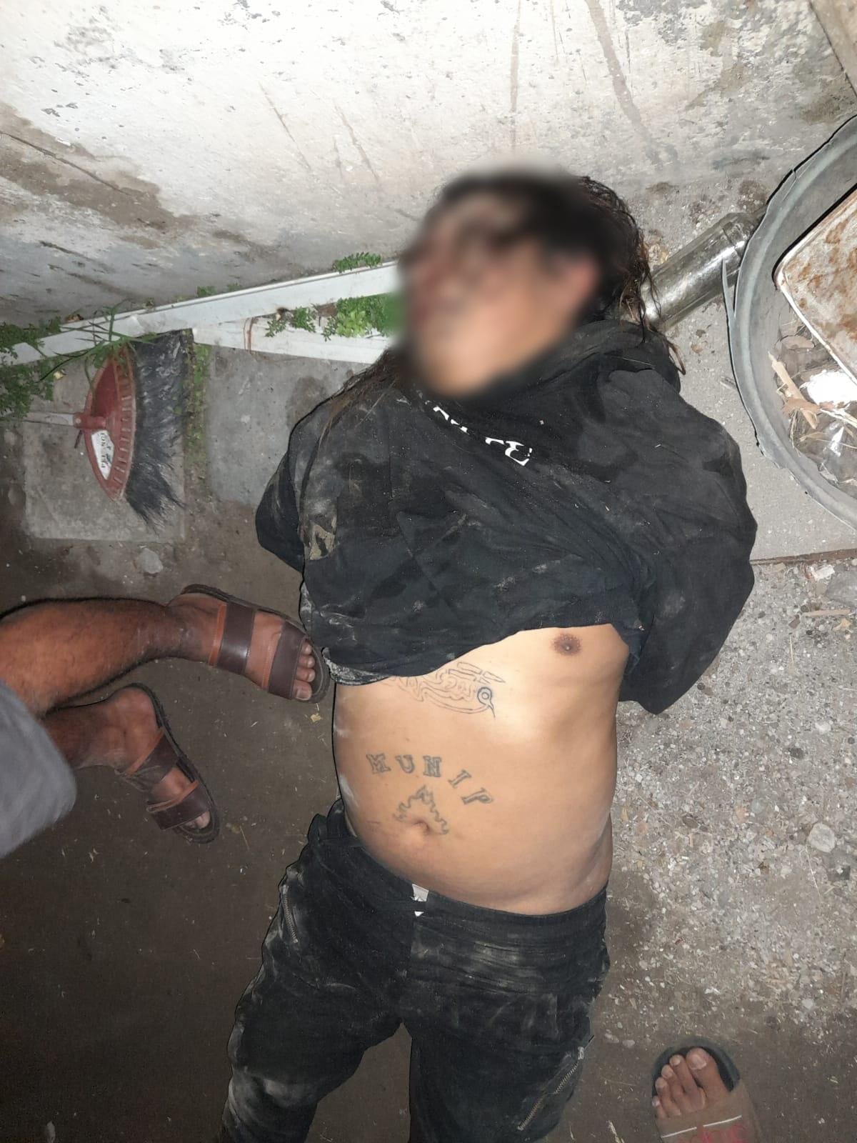 Pria yang diduga gagal mencuri motor ini bonyok dihajar warga yang geram