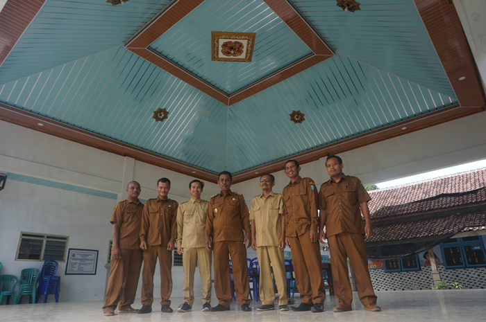Kepala Desa Gajah Suwandi bersama jajaran perangkat desa saat berada di pendopo Desa Gajah.