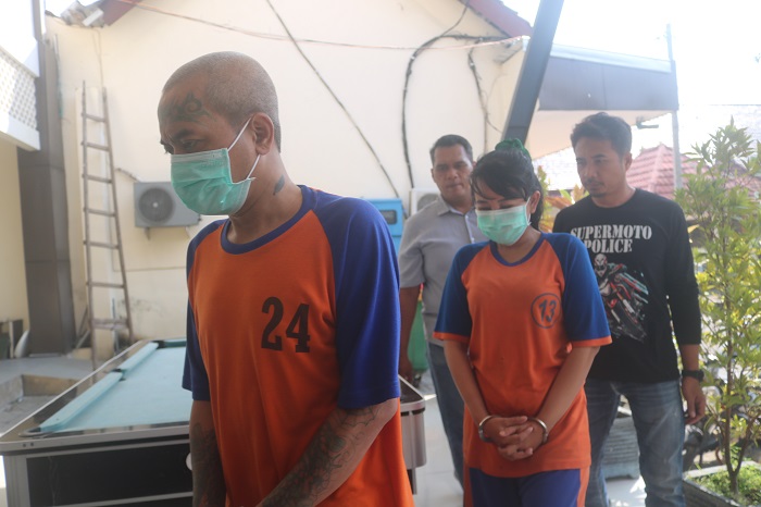 Bandar Sabu bernama Sukro dan pemandu lagu bernama Ulfa saat digelandang ke Mapolres Jombang, keduanya ditangkap dalam kasus peredaran sabu