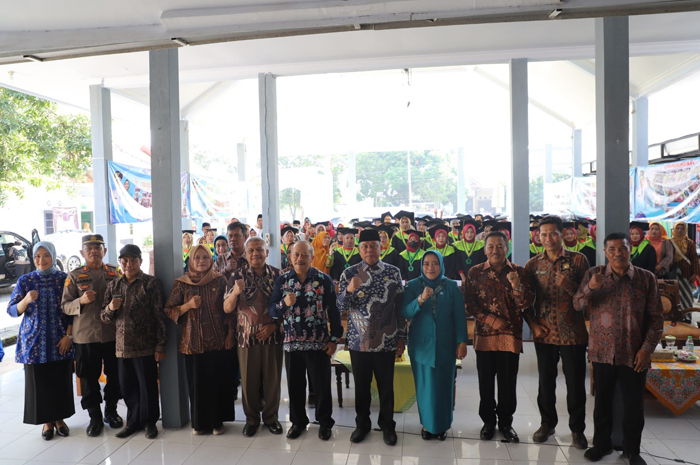 122 ibu-ibu di Kecamatan Megaluh mengikuti wisuda program Sekolah Orang Tua Hebat (SOTH) yang dilaksanakan di Pendopo Kecamatan megaluh, Kamis (27/6).