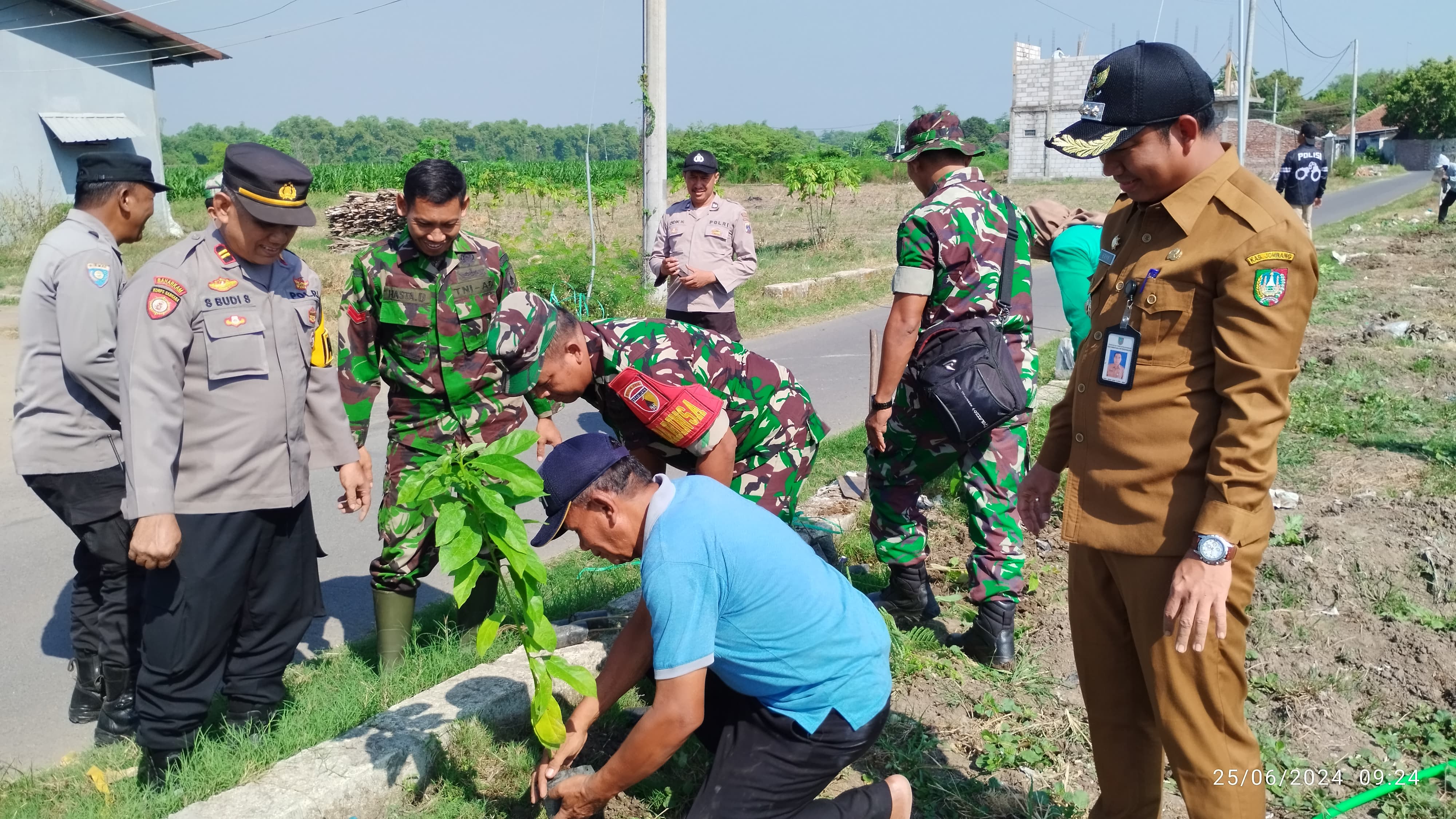 Kepala Desa Sumberagung Shodiqin didampingi Camat Peterongan M. Eryk Arif dan jajaran Forkopimcam Peterongan melakukan penanaman pohon, Selasa (25/6) lalu.
