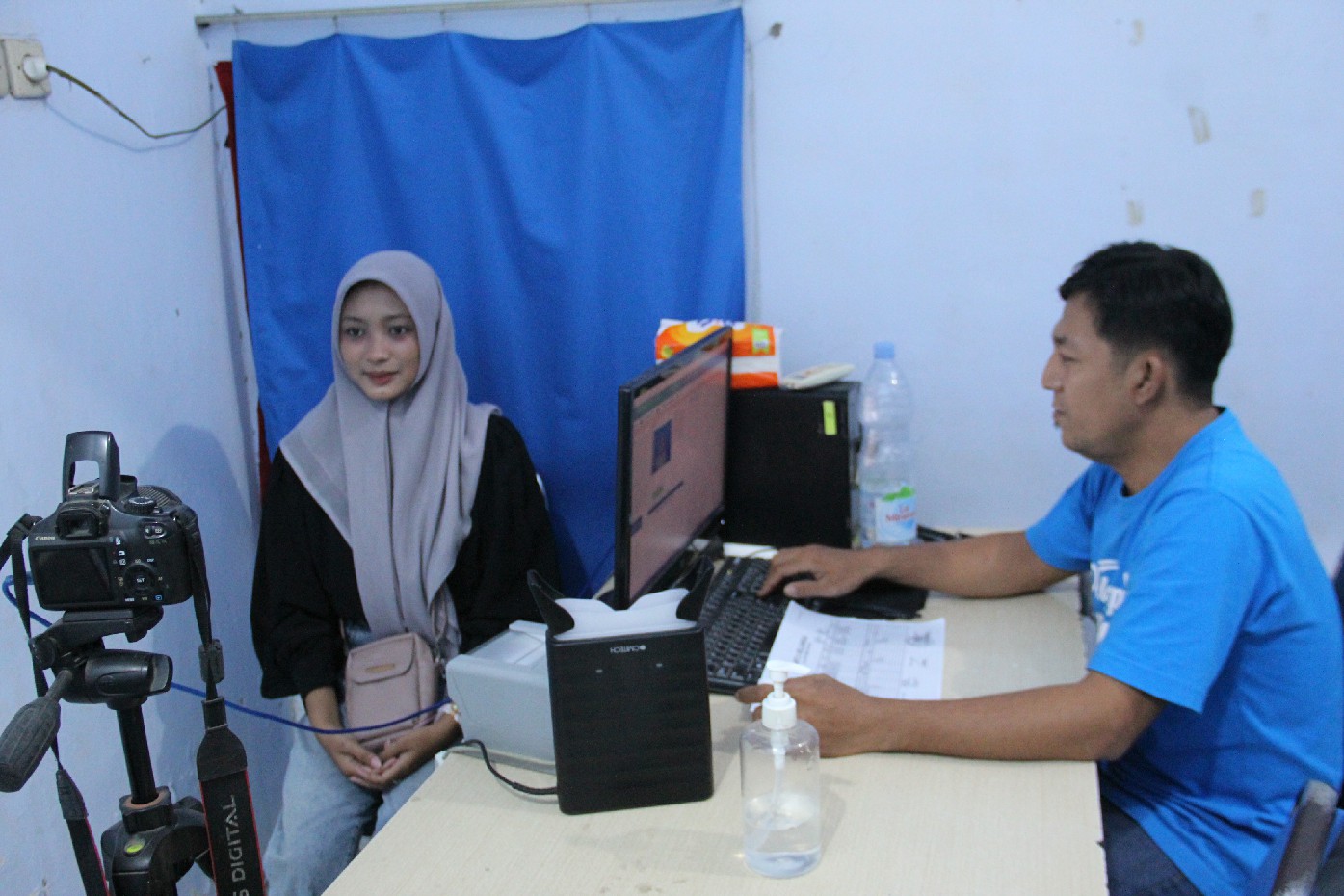 Salah satu warga tengah melakukan proses perekaman KTP el di Dispendukcapil Jombang