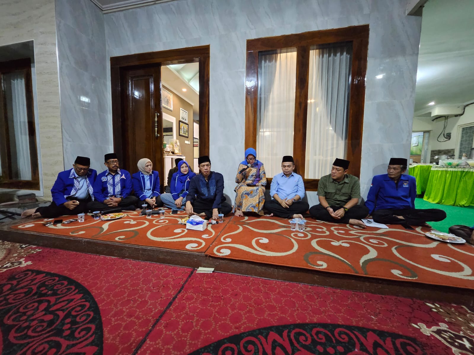 Ketua DPC Demokrat M Syarif Hidayatulloh saat silaturahmi ke kediaman Mundjidah Wahab, Dusun Tambakberas, Desa Tambakrejo, Jombang Minggu (24/6) malam.