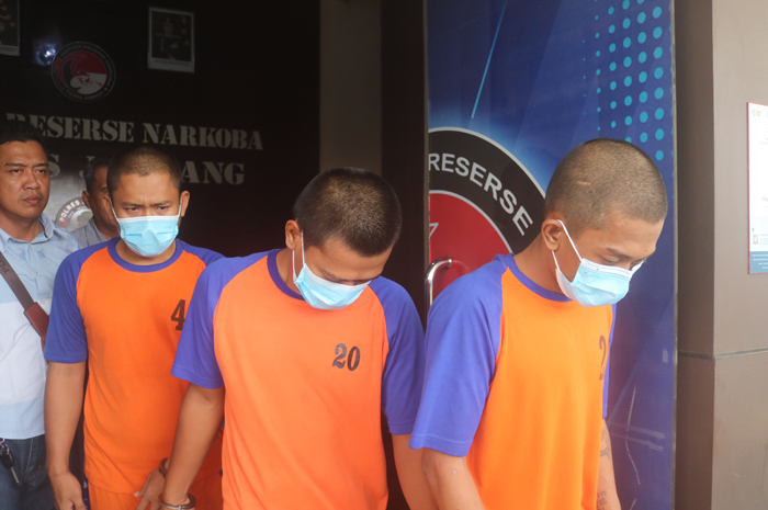 dua dari tiga tersangka ini adalah pemuda asal Mojowarno yang dibekuk polisi karena kasus peredaran sabu