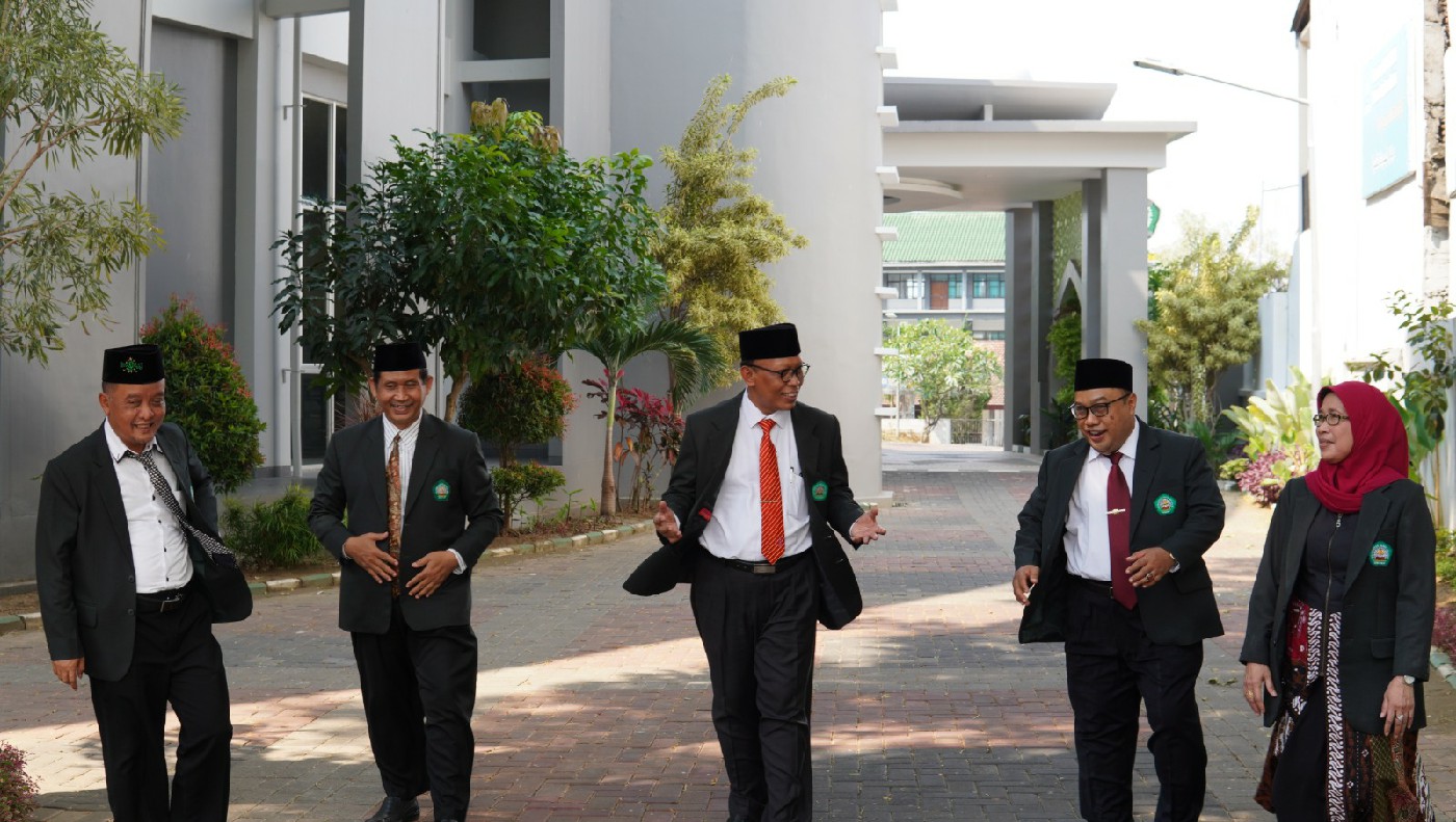 Rektor Unisma Prof Dr H Maskuri Bakri MSi (tengah) bersama wakil rektor mengembangkan kepemimpinan transformatif menuju world class university.