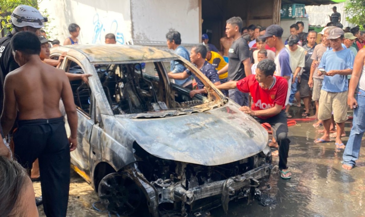 LUDES: Kondisi rumah warga Desa Janti Kecamatan Jogoroto dan sebuah mobil Biro ludes terbakar, Minggu (30/6).
