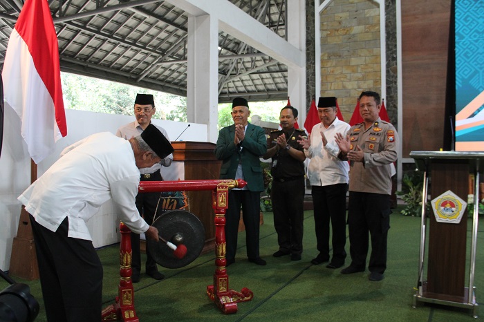 1.	MERIAH: Pembukaan Permata CAI ke-45 2024 di Bumi Perkemahan Kosambiwojo ditandai dengan pemukulan gong oleh Pimpinan Ponpes Gadingmangu KH Basiya Adhi Banadi.