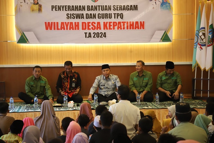 PEDULI: Kepala Desa Kepatihan Erwin Pribadi mendampingi Pj bupati Jombang Sugiat menyerahkan bantuan seragam untuk guru dan siswa TPQ, Jumat (28/6) lalu.