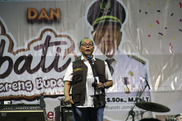 Pj Bupati Jombang Sugiat saat sambutan dalam penutupan Simarmas Scoopy Bank Jombang.
